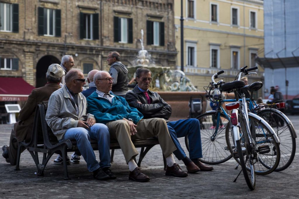 Ancianos conversan en Pesaro