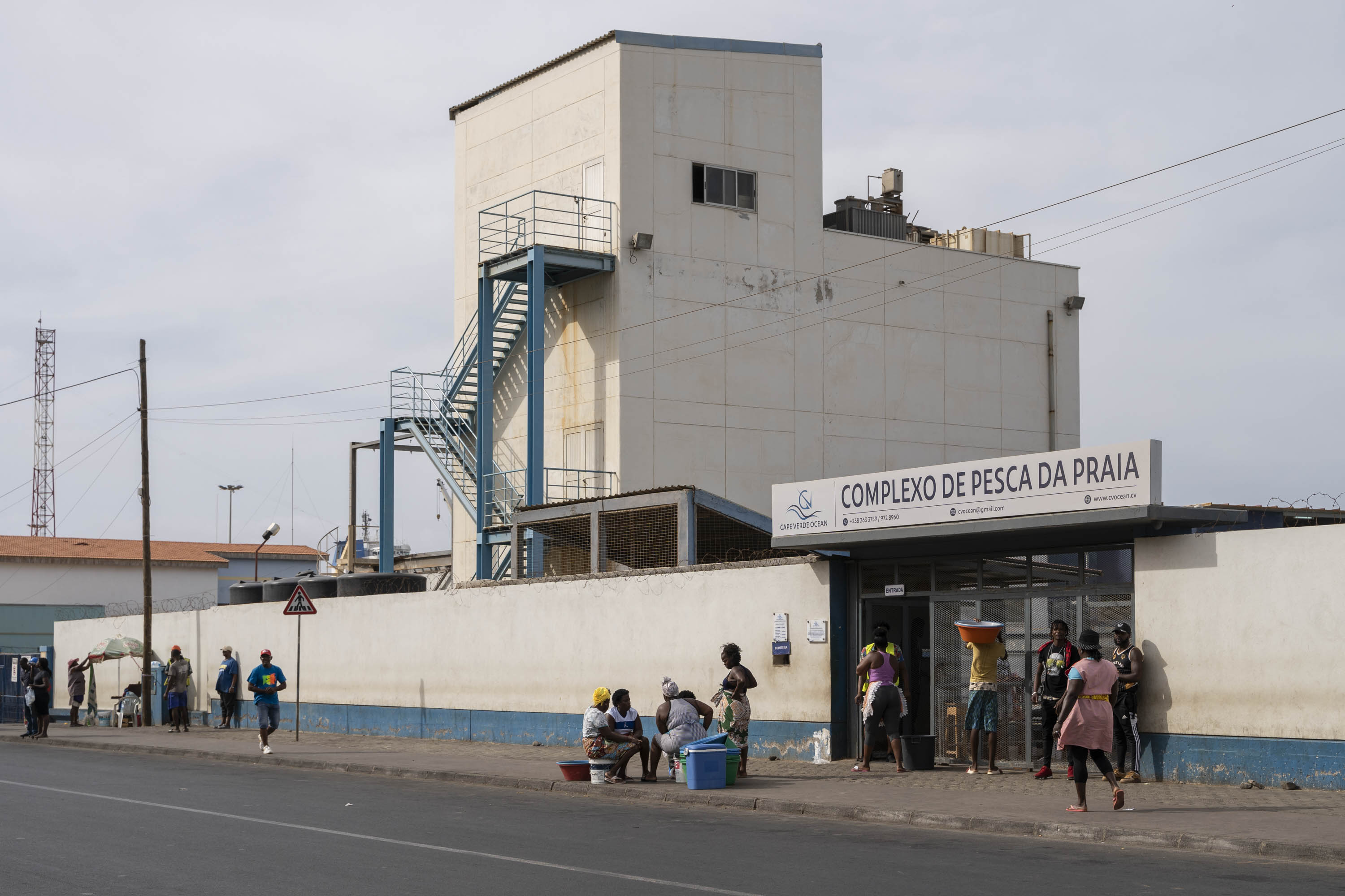 El complejo de pesca de Praia se abastece, sobre todo, de la flota de pesca tradicional y semi-industrial