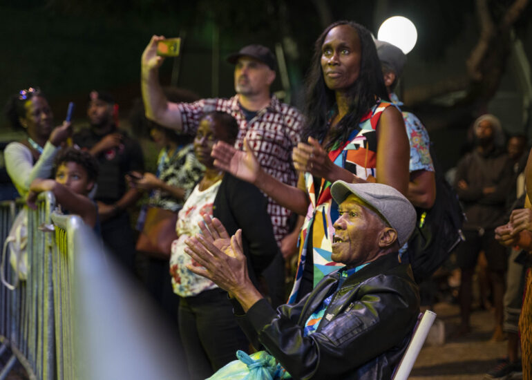 Asistentes a un concierto en Praia