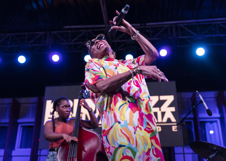 La artista Dee Dee Bridgewater en concierto durante el Kriol Jazz Festival 2023.