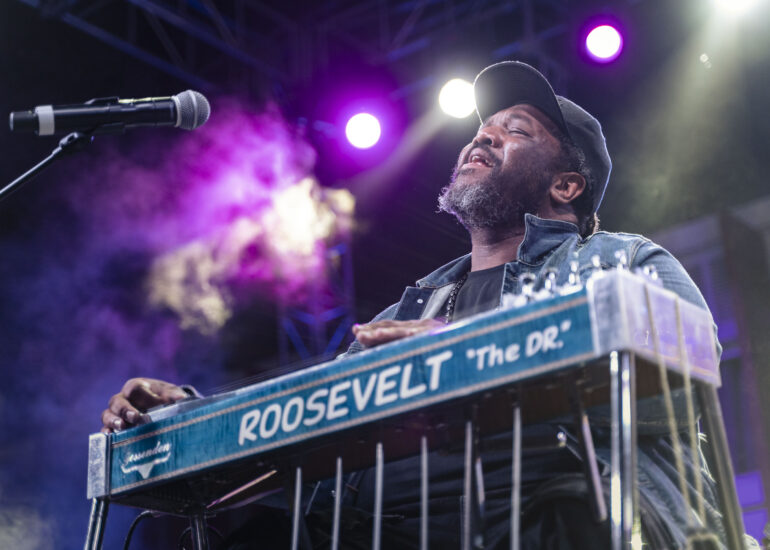 El músico estadounidense Roosevelt Collier durante un concierto en el Kriol Jazz Festival de Praia