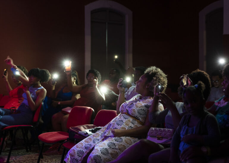 Asistentes a un concierto en Praia