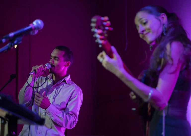 Sara Alhinho en concierto en el Palácio da Cultura Ildo Lobo