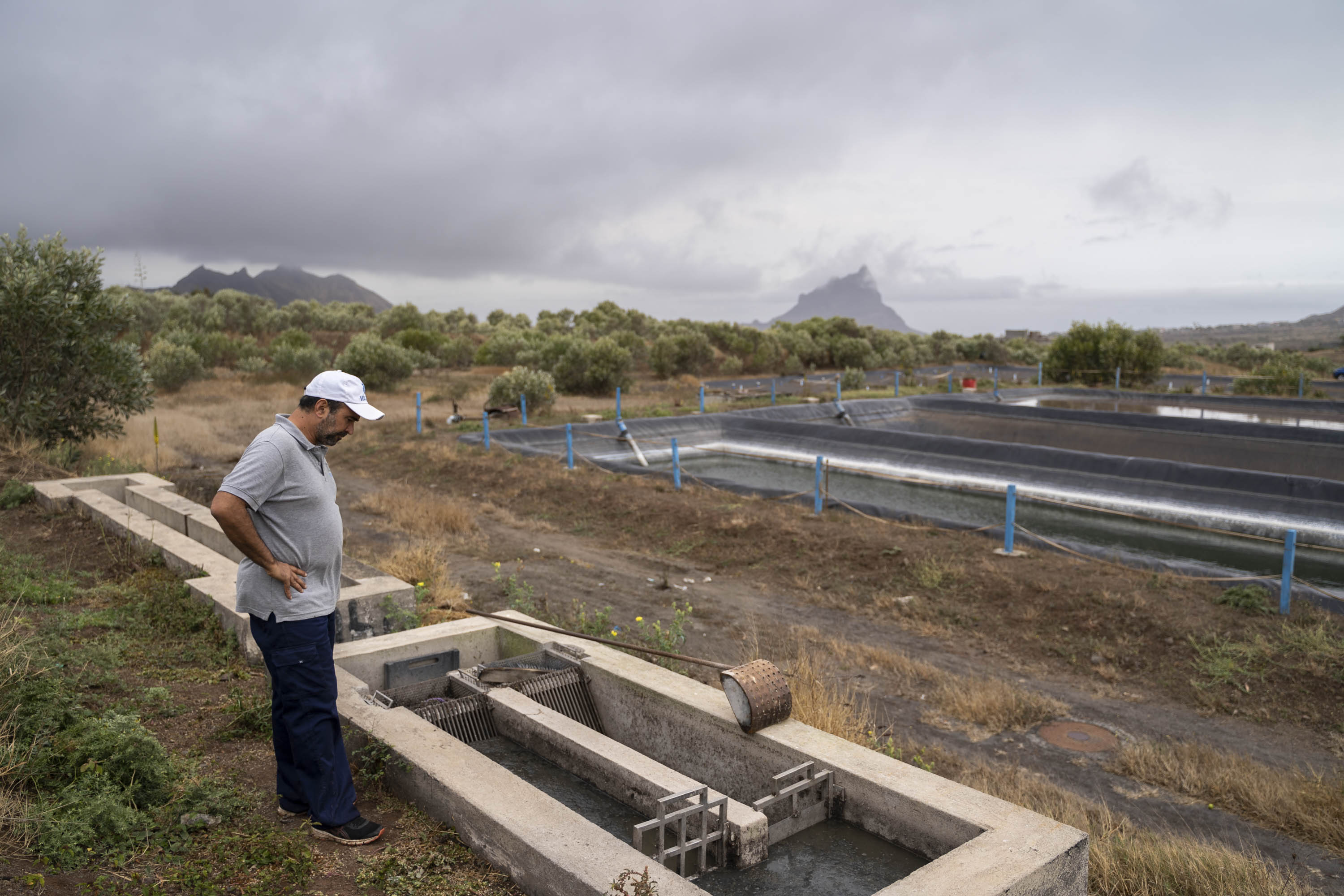 Gilberto Martel evalúa el estado de la depuradora del proyecto Vercochar en Cabo Verde