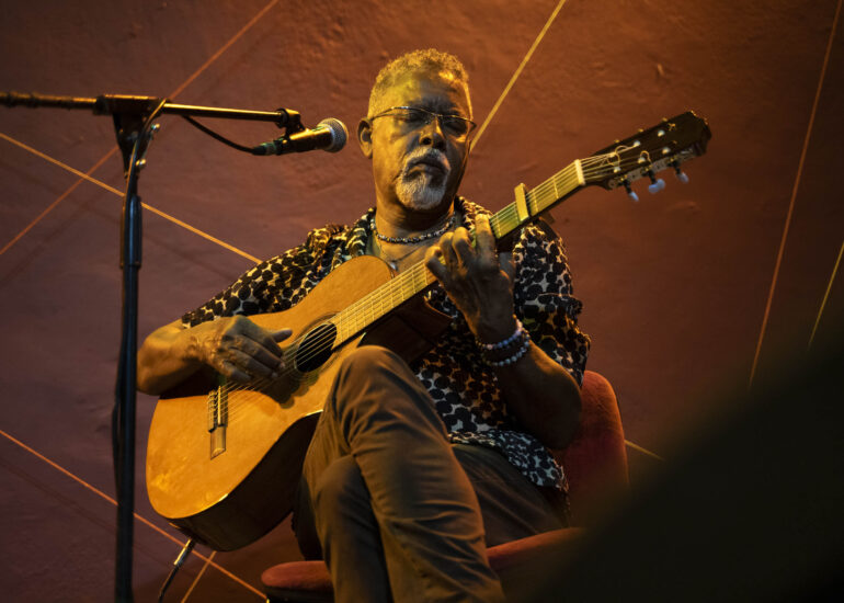 Nhelas Spencer en concierto en Praia