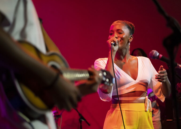 Artistas invitadas durante un concierto de Zul Alves en el Palácio da Cultura Ildo Lobo